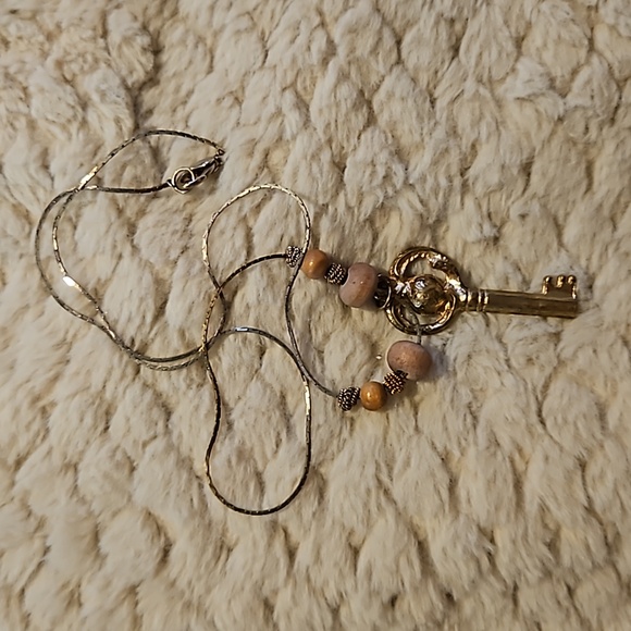 #0155 vintage gold tone key necklace with wooden beads - Picture 3 of 4